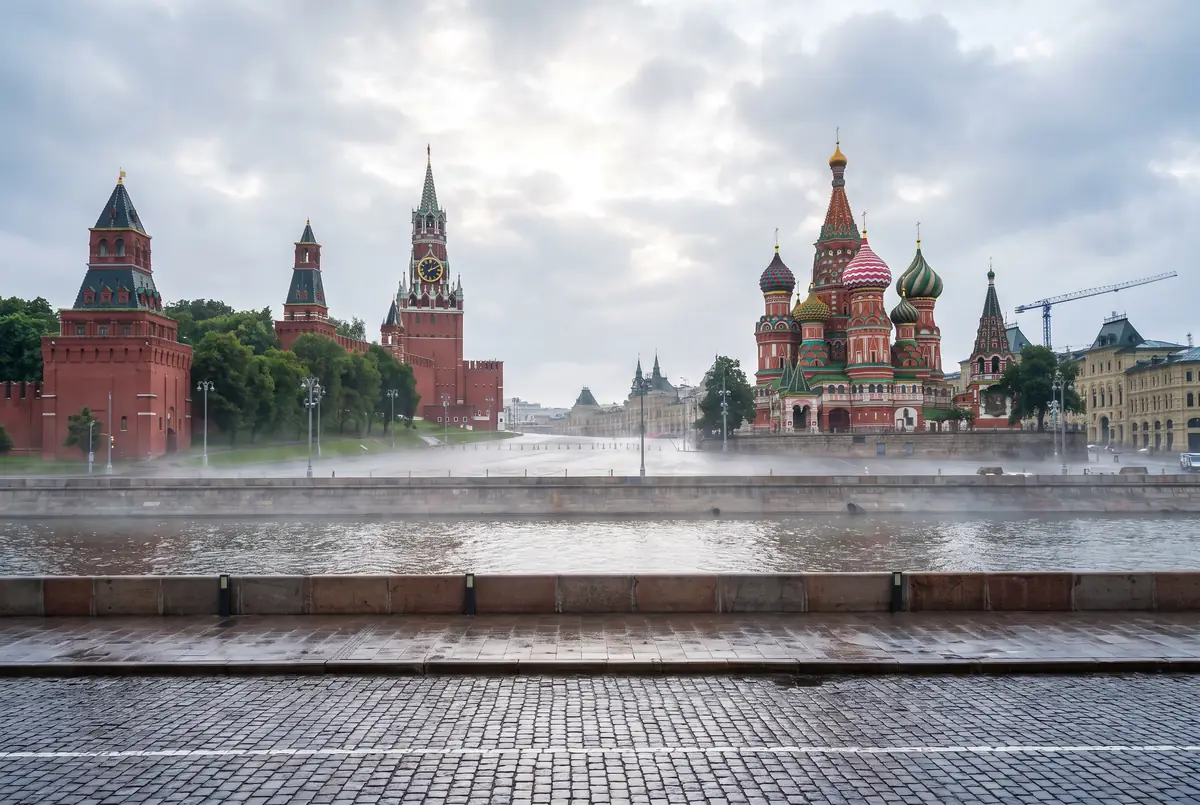 Москва: Красная площадь и Кремль с моста